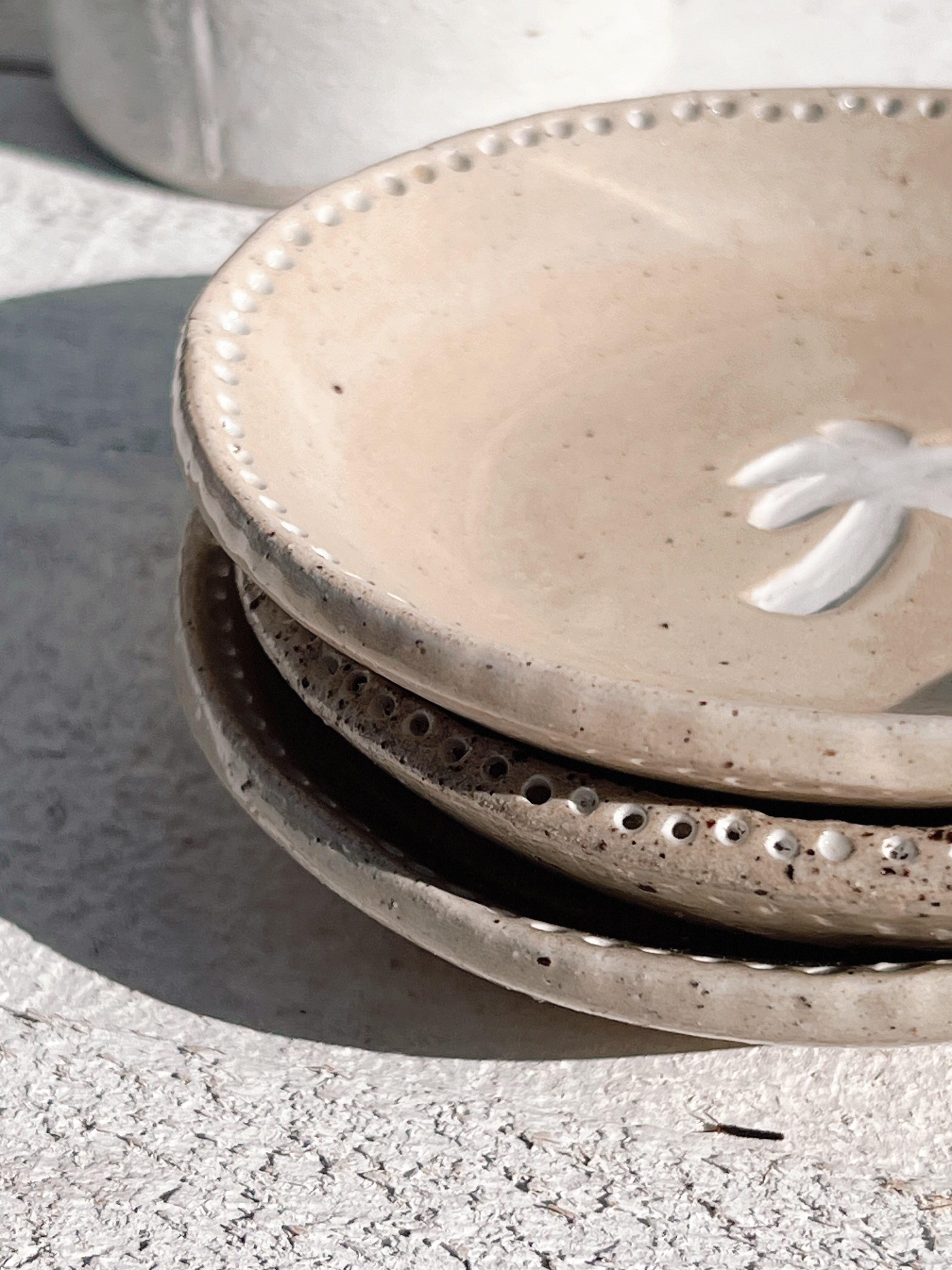 soleil medium palm flat bowl | sand