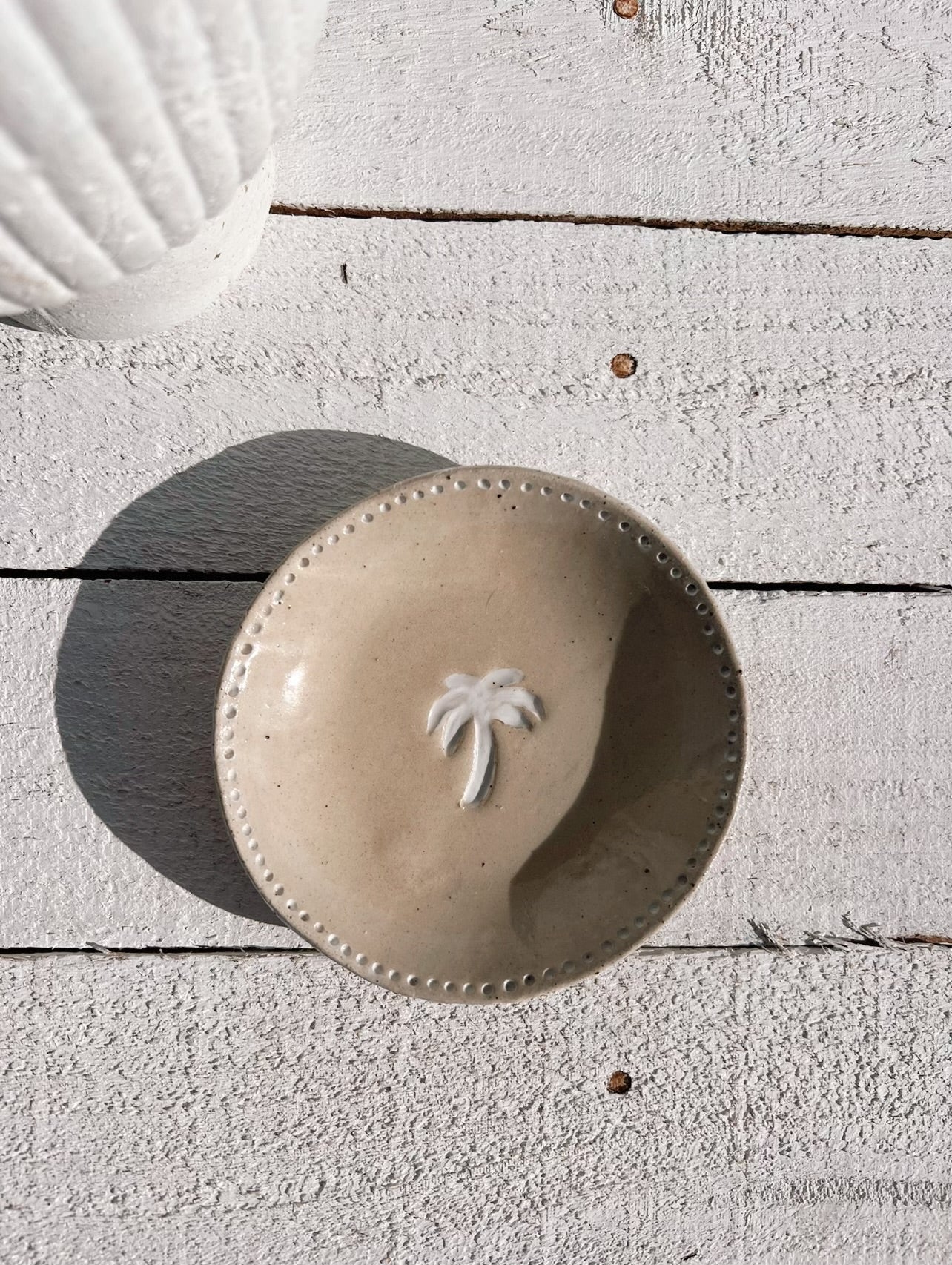 soleil medium palm flat bowl | sand
