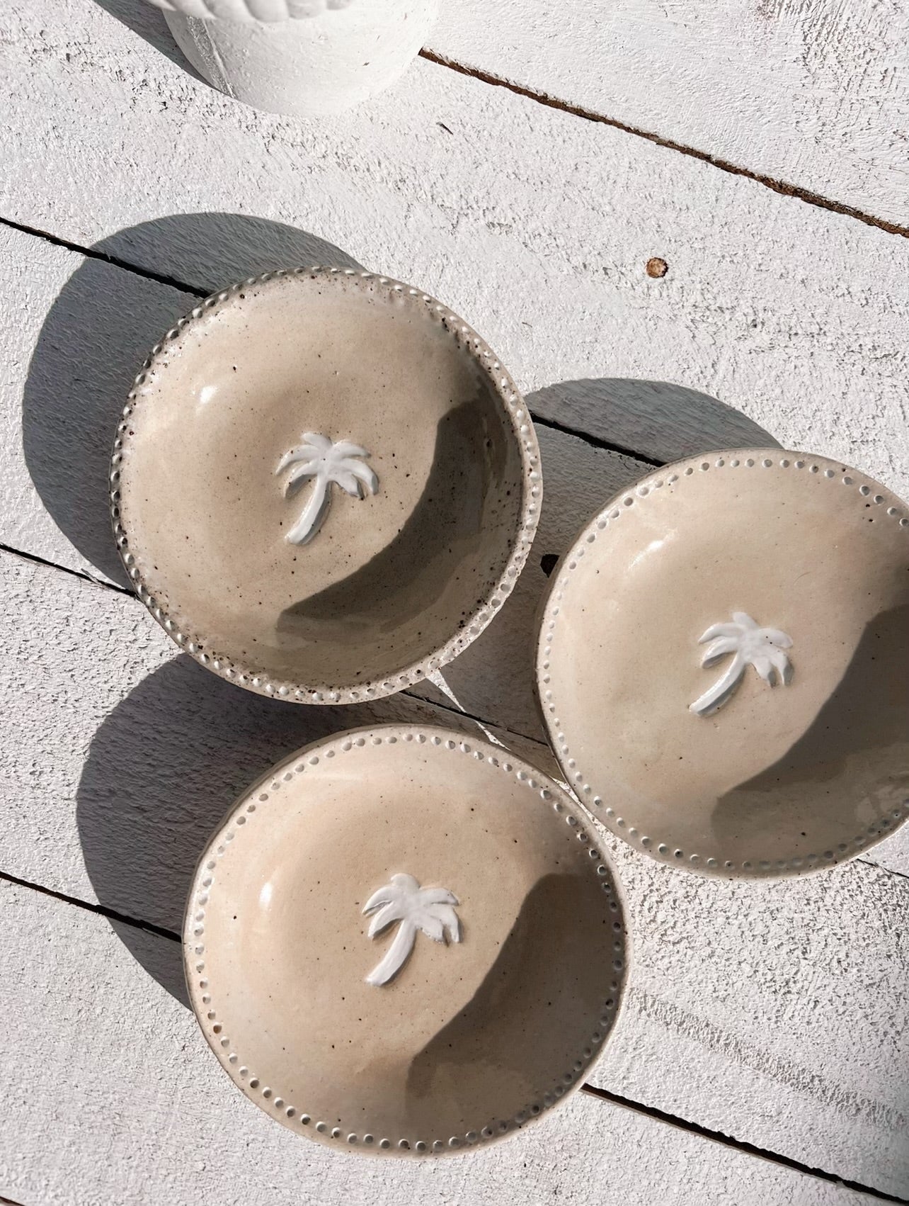 soleil medium palm flat bowl | sand